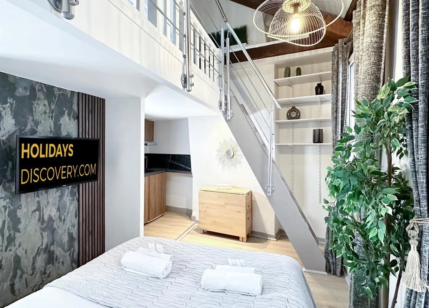 Stylish Duplex In Front Of Buttes-chaumont *