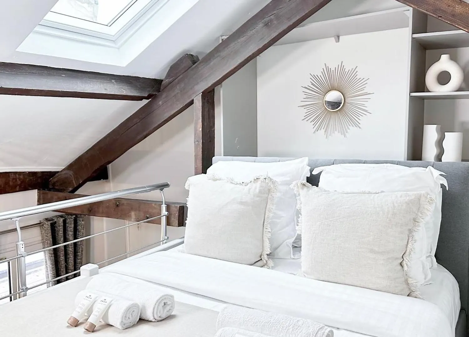 Stylish Duplex In Front Of Buttes-chaumont Paris