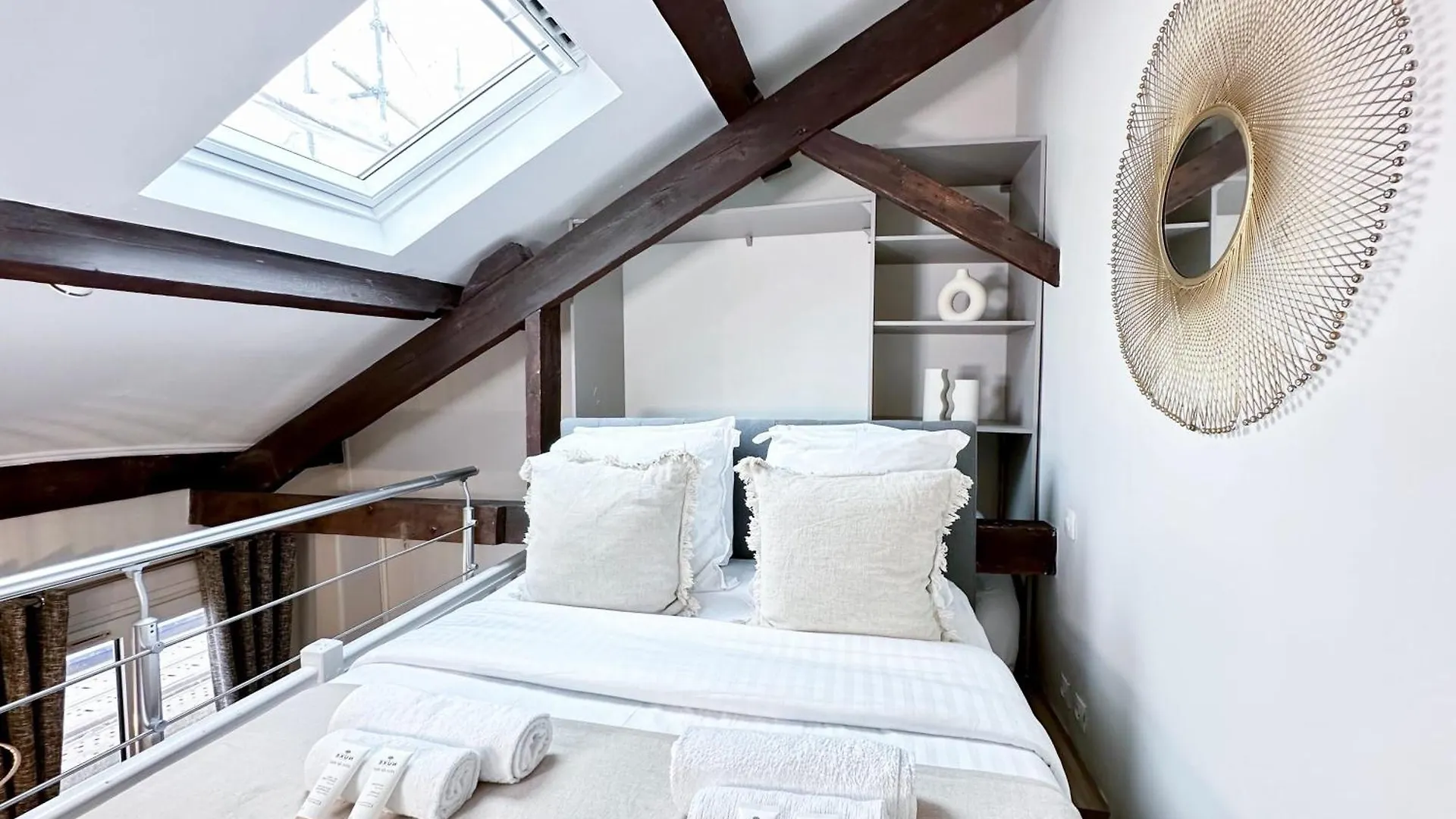 Stylish Duplex In Front Of Buttes-chaumont