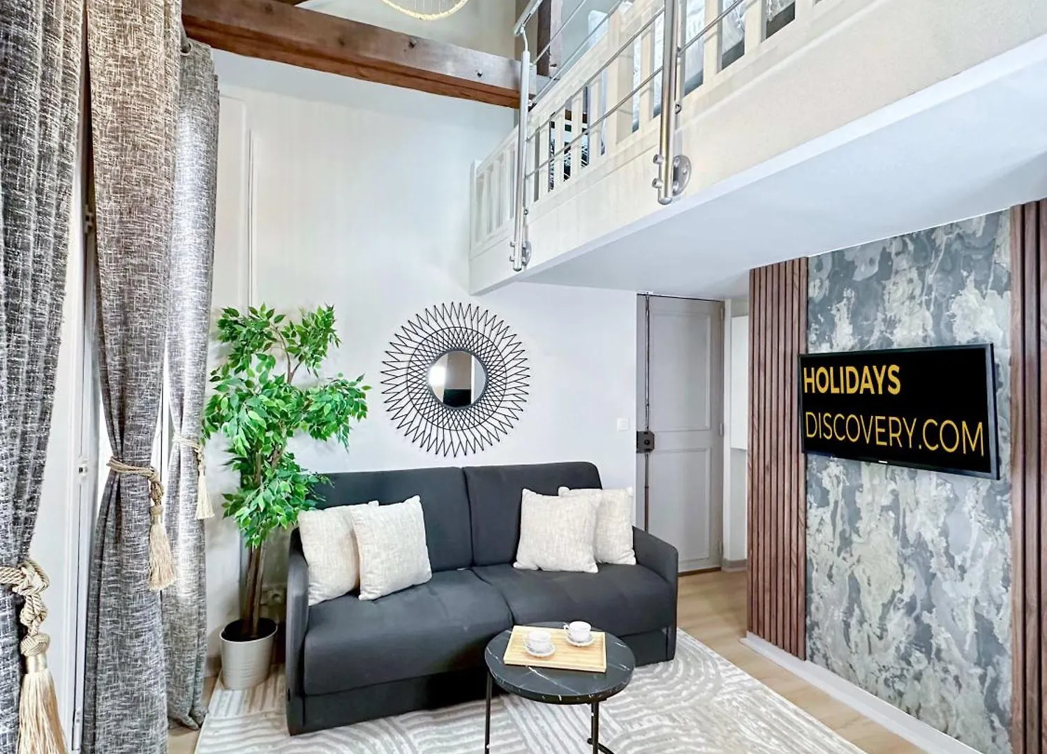 Stylish Duplex In Front Of Buttes-chaumont